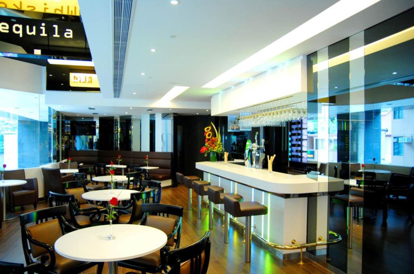 Stanford-Hotel-Hong-Kong-Bar-12