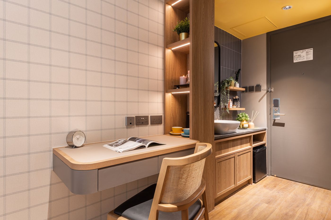 Dash-Living-on-Hollywood-Room-4