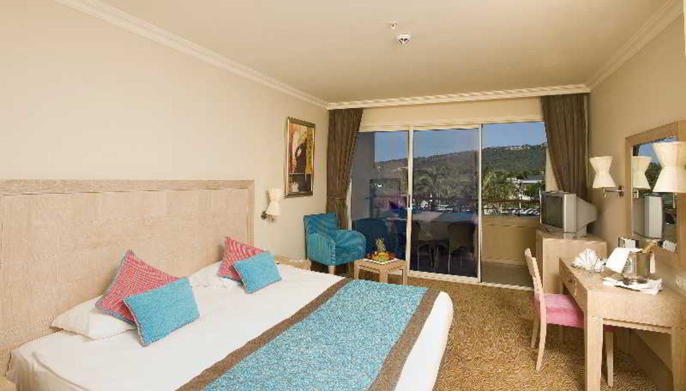 Crystal-Deluxe-Resort---Spa-Room-21