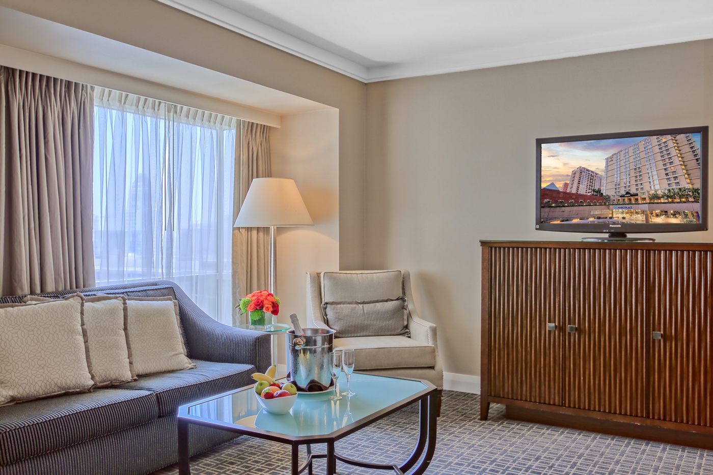 Omni-Los-Angeles-Hotel-at-California-Plaza-Room-10