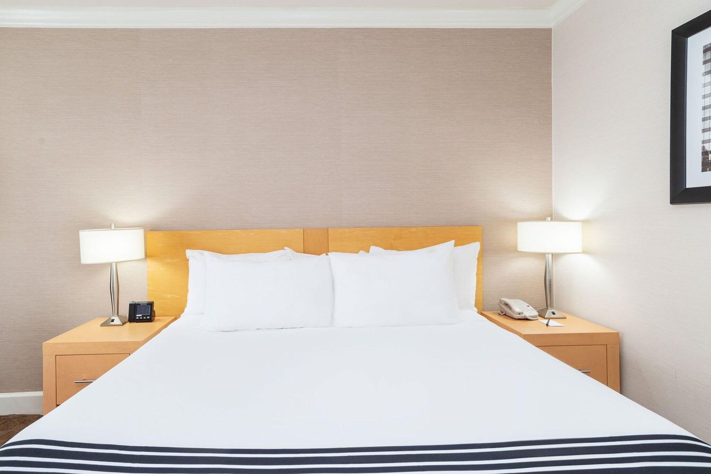 Sandman-Signature-Hotel---Resort-Vancouver-Airport-Room-26