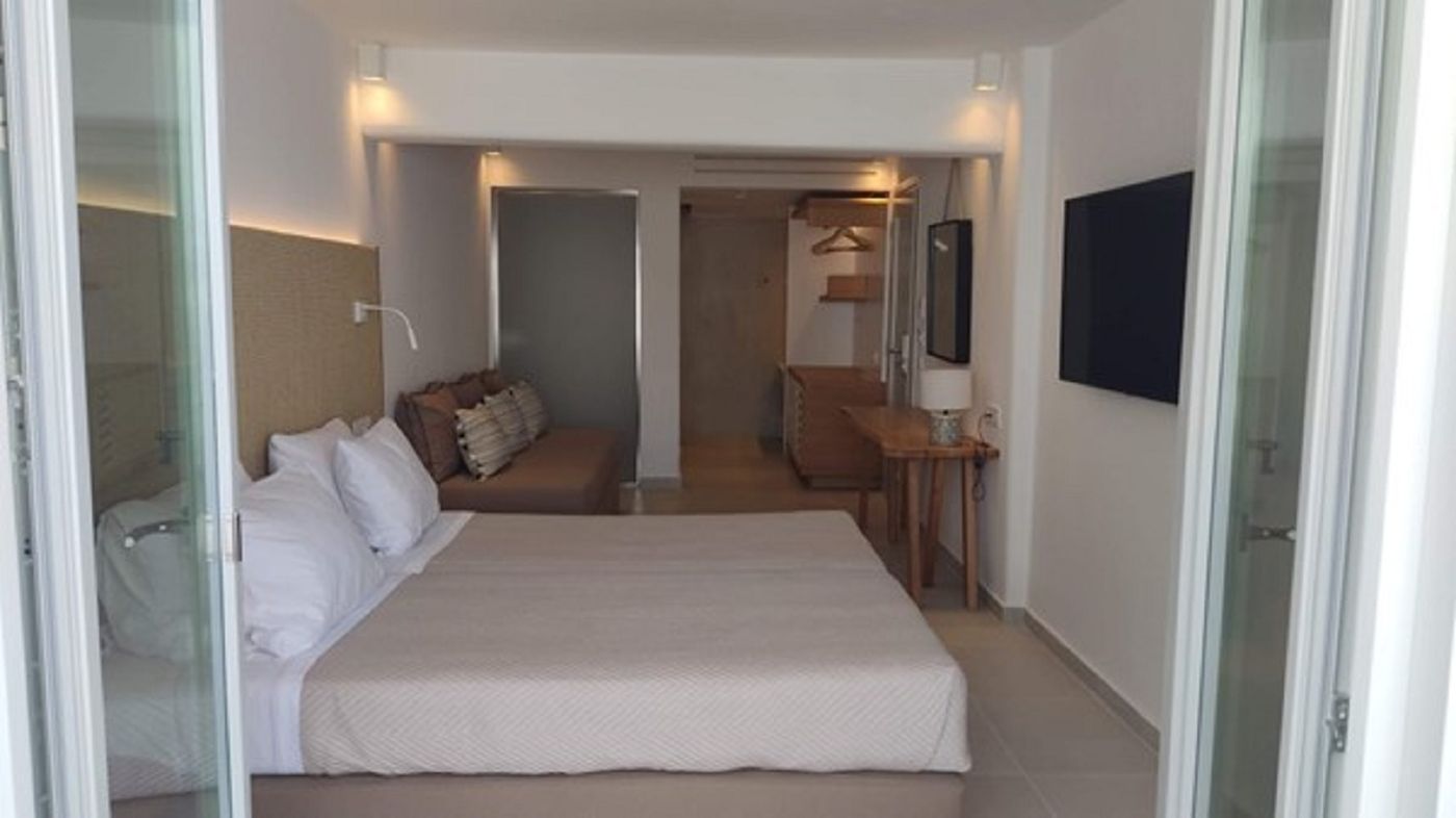 Manoulas-Beach-Room-25