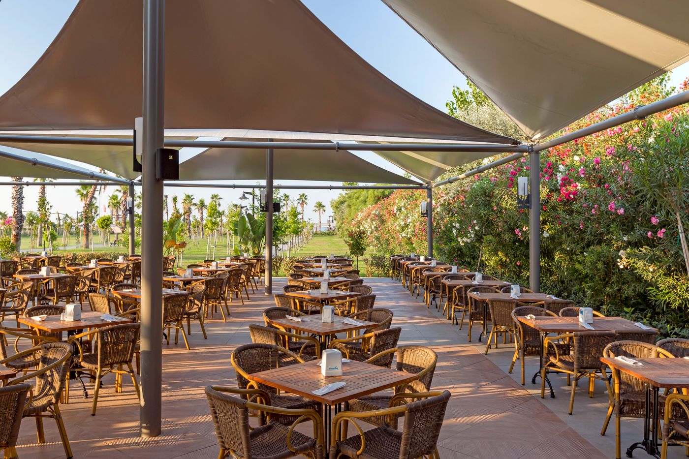 Royal-Seginus-Restaurant-19