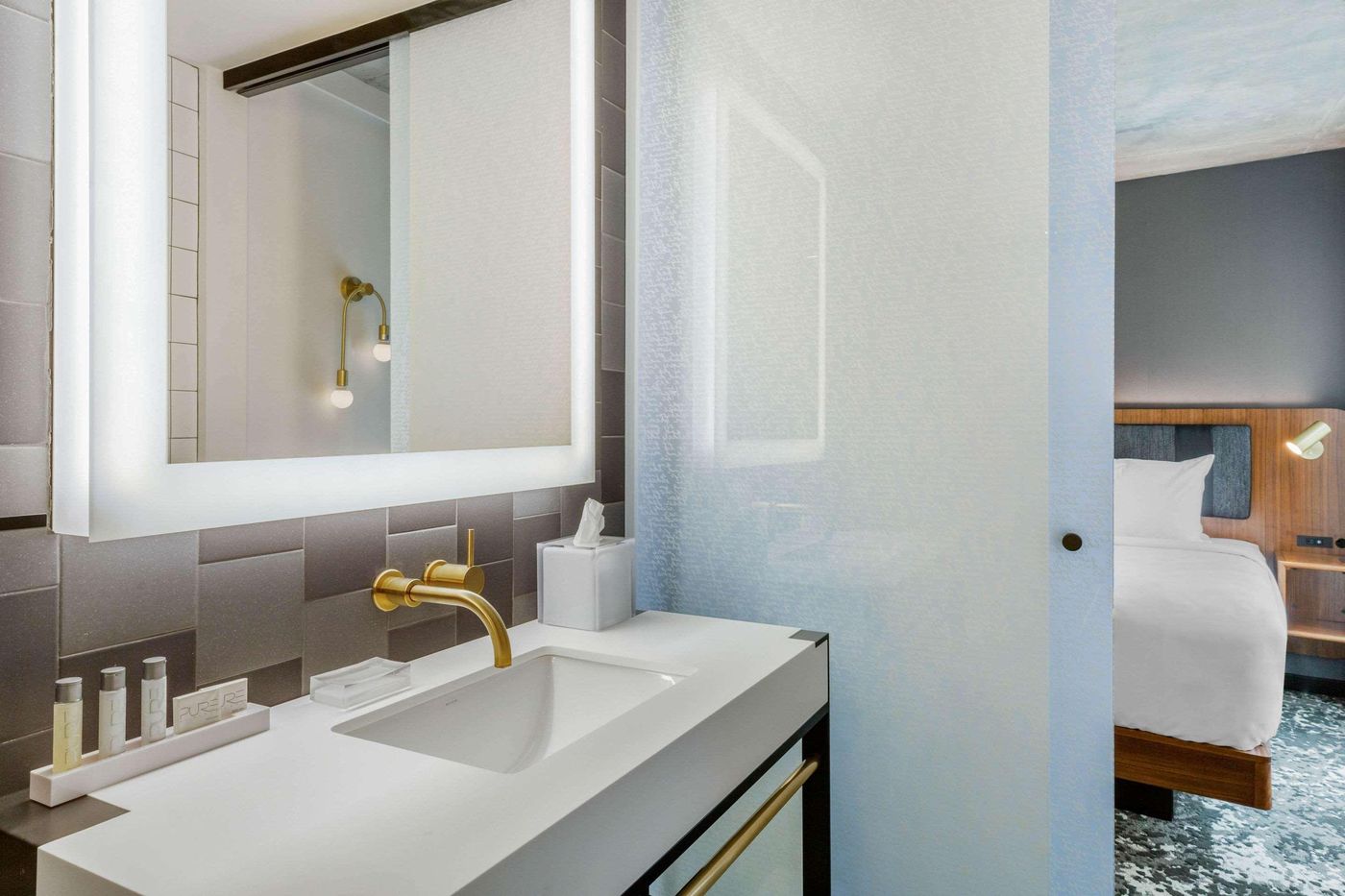 Cambria-Hotel-Boston-Downtown-South-Boston-Room-42