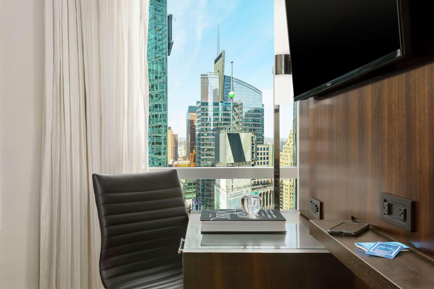 Hilton-Garden-Inn-New-York-Times-Square-Central-Room-33