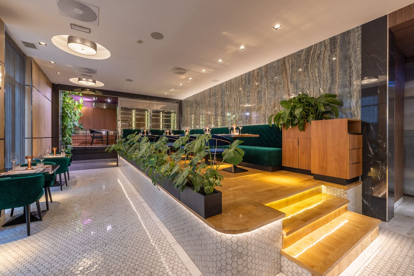 Silver-Crown-Hotel---Residence--Palace-Quarter-Bar-21