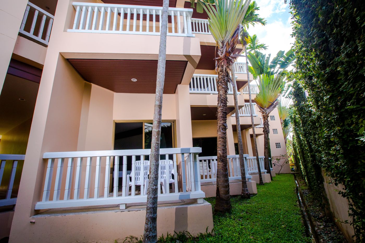 Kata-Poolside-Resort-Terrace-10