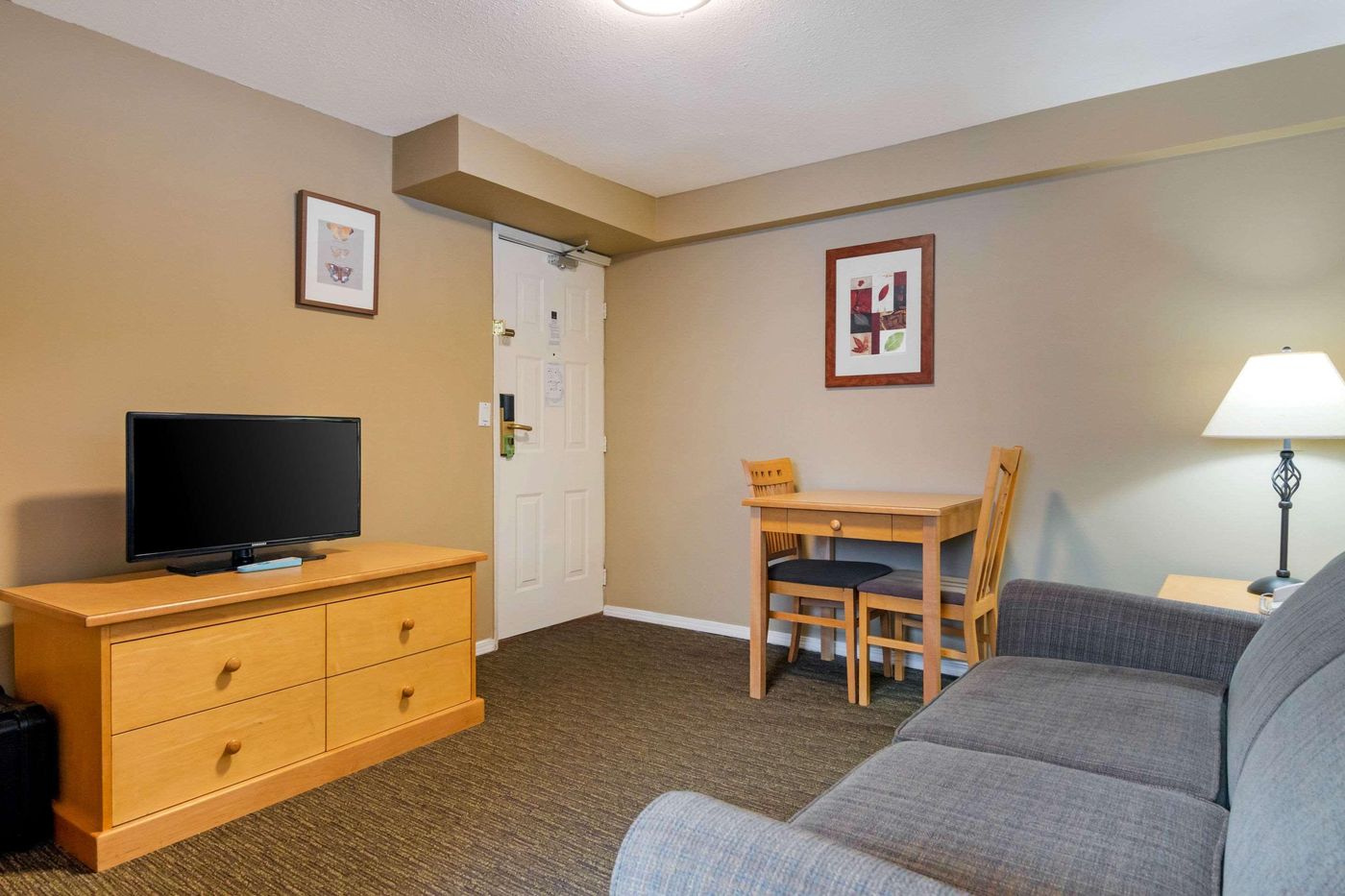 Econo-Lodge-Inn---Suites-N--Vancouver-Room-10