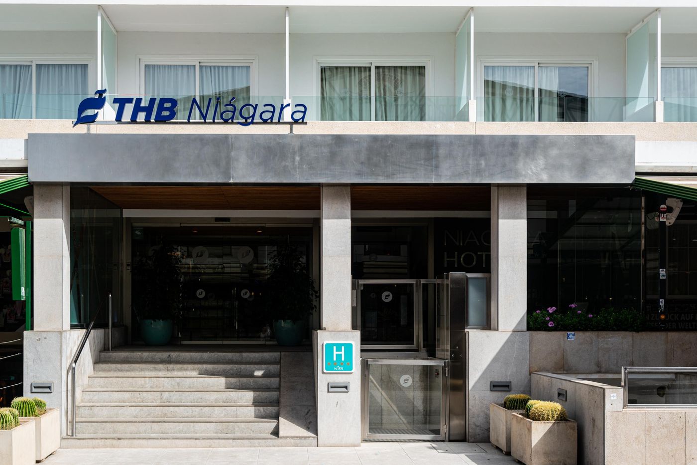 THB Niagara Hotel
