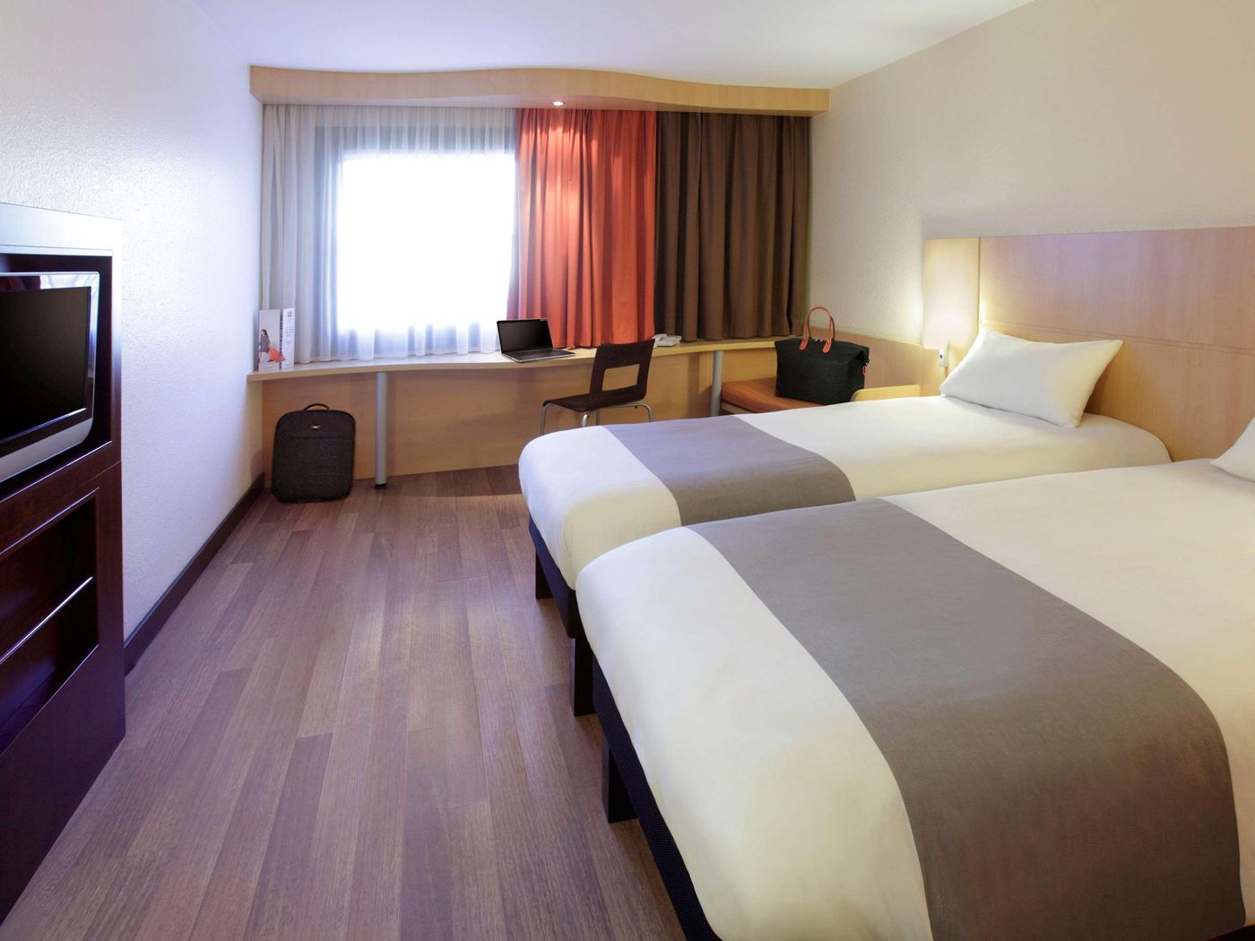 Ibis-Hotel-Heroes-Square-Room-27