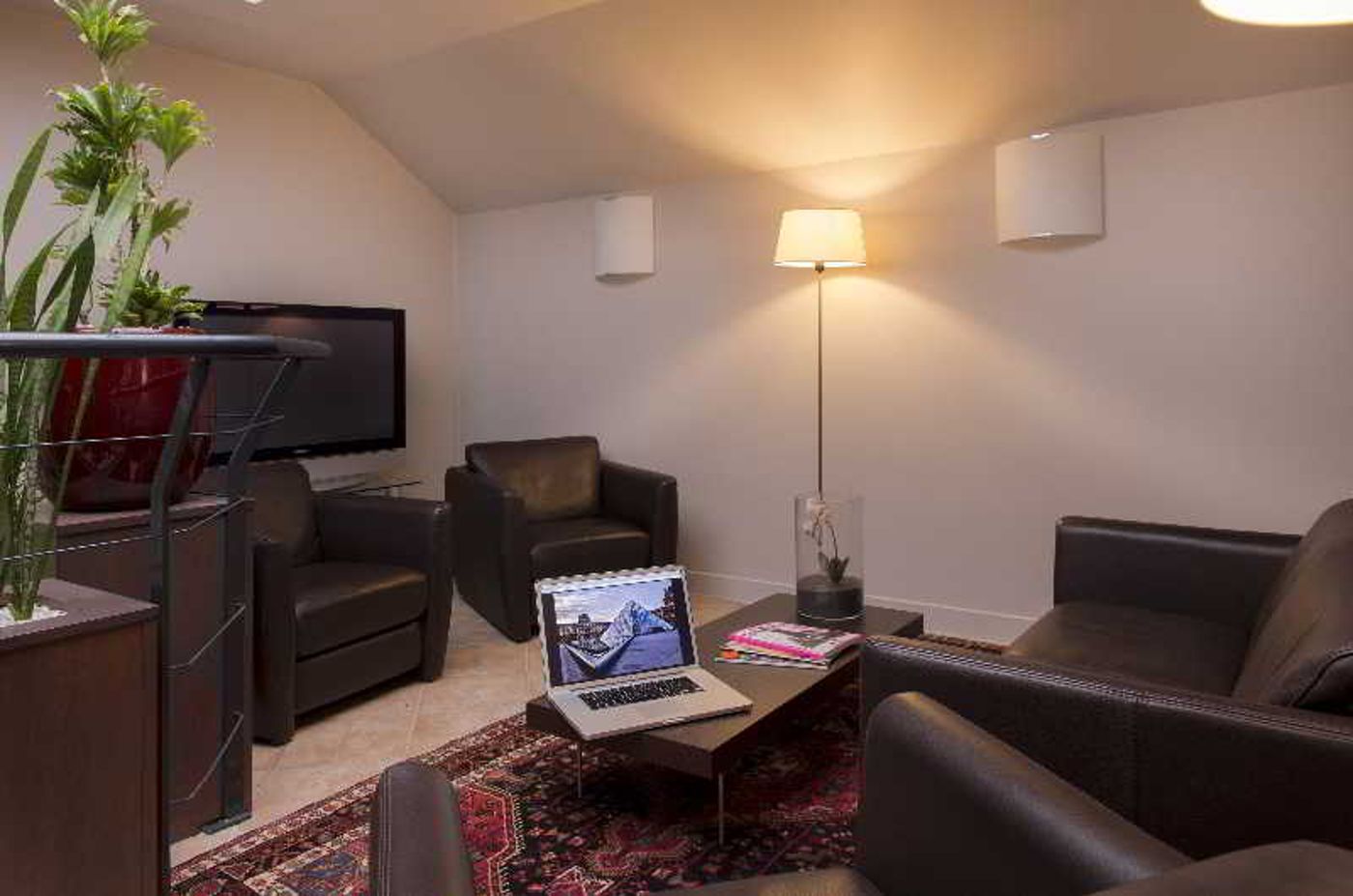 Apollinaire-Lobby-10