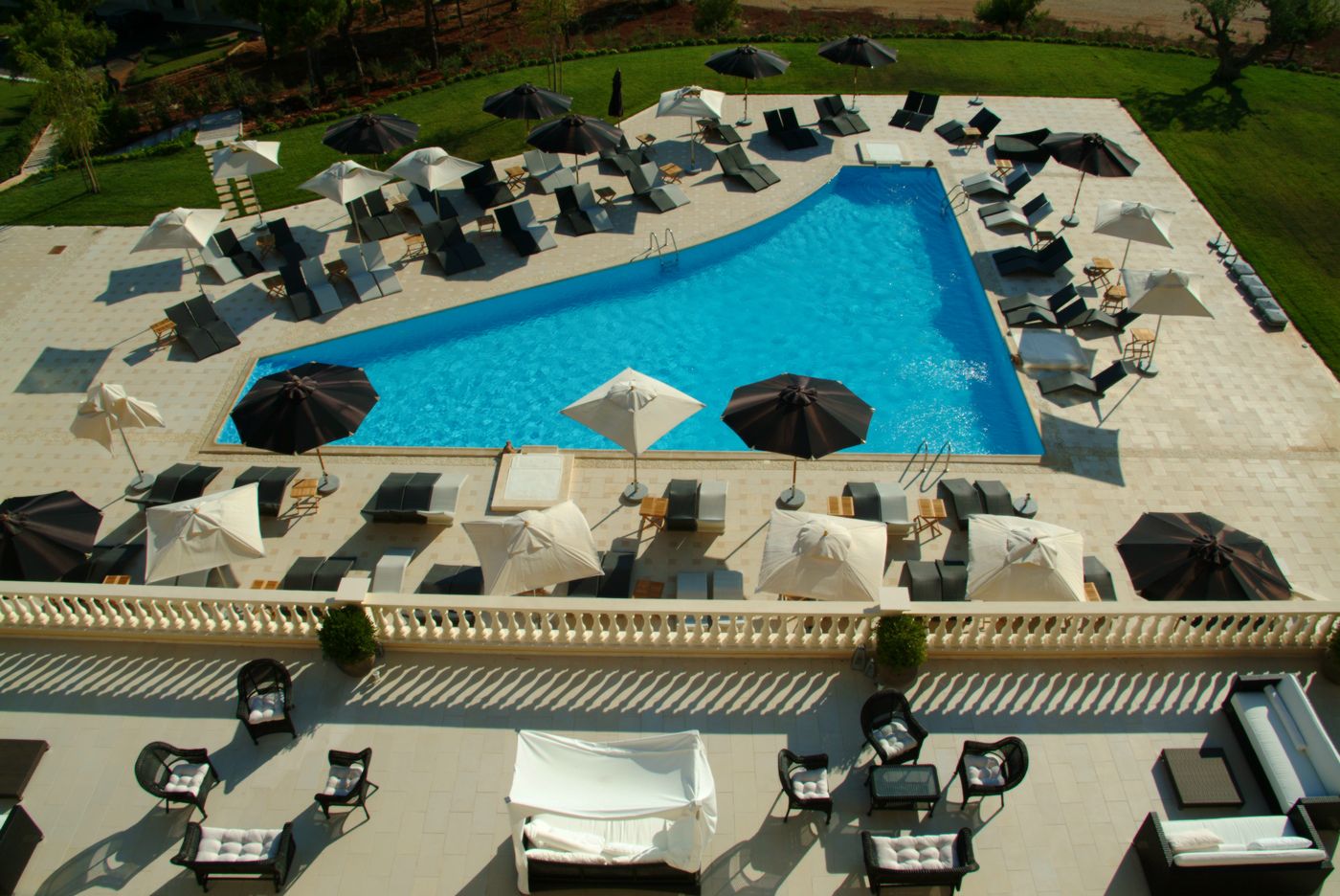 Mabely-Grand-hotel-Pool-10