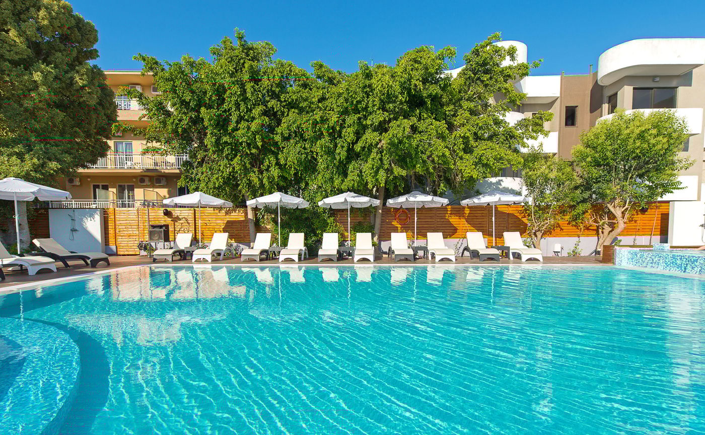 Sunny-Days-Apartments-Pool-6