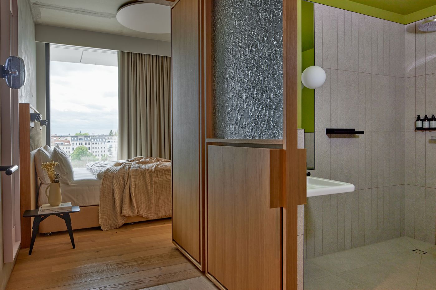 Locke-at-East-Side-Gallery--Friedrichshain-Room-29