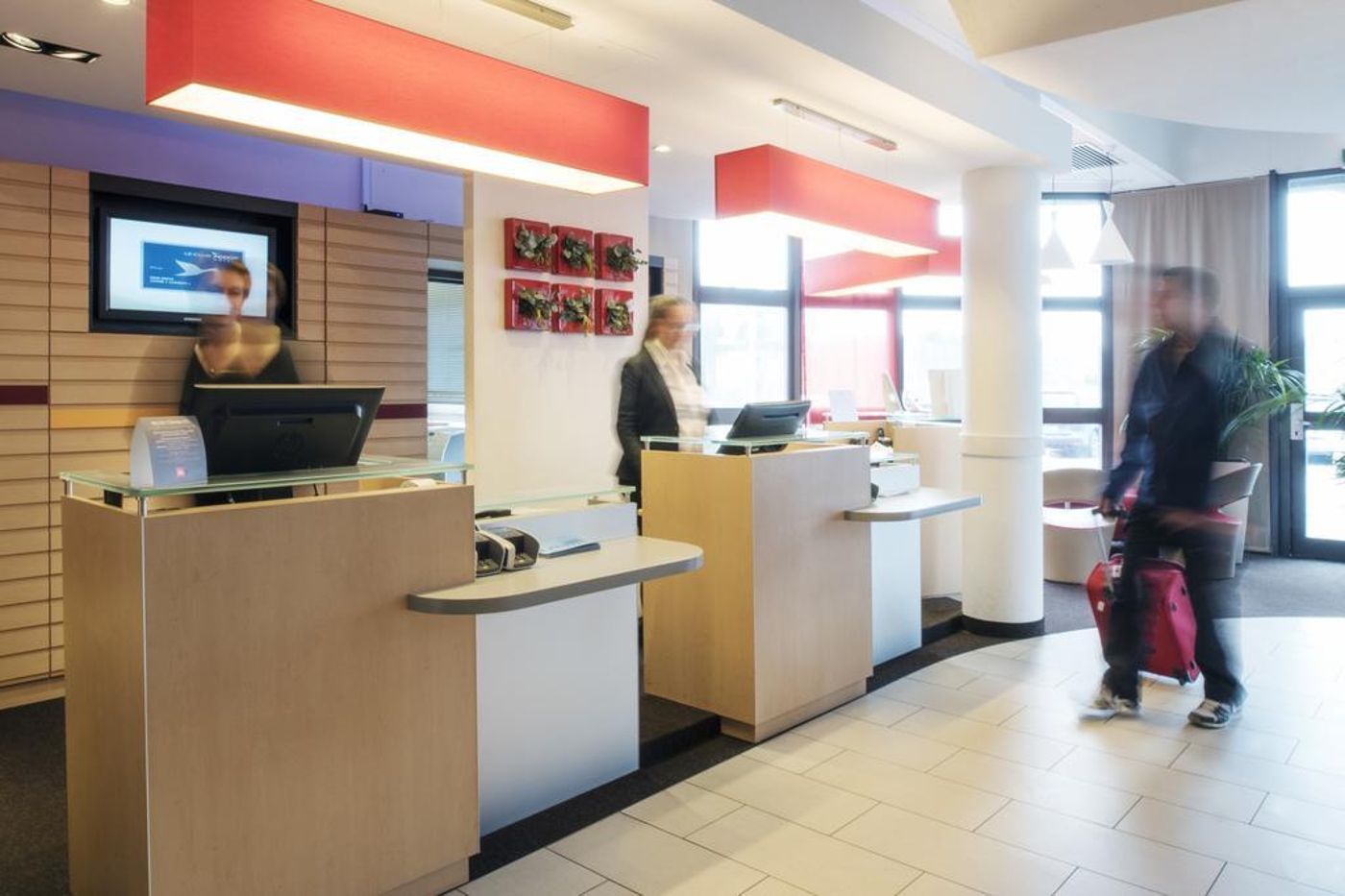 ibis-Luxembourg-Aeroport-Lobby-21