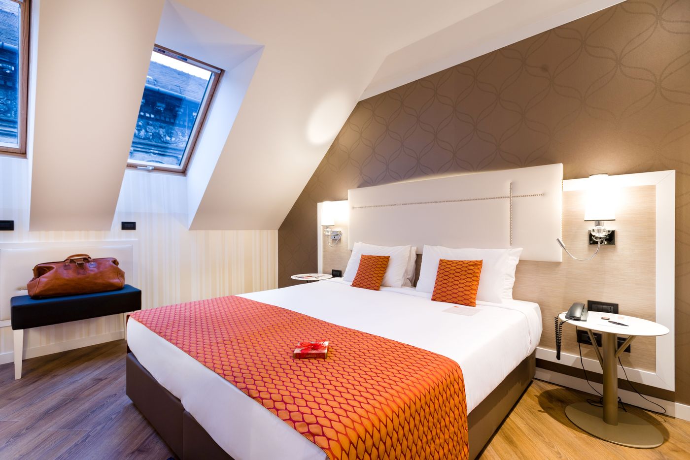 Ikonik-Parlament-Room-3