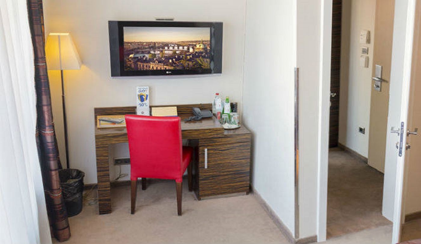 EA-Hotel-Crystal-Palace-Room-18