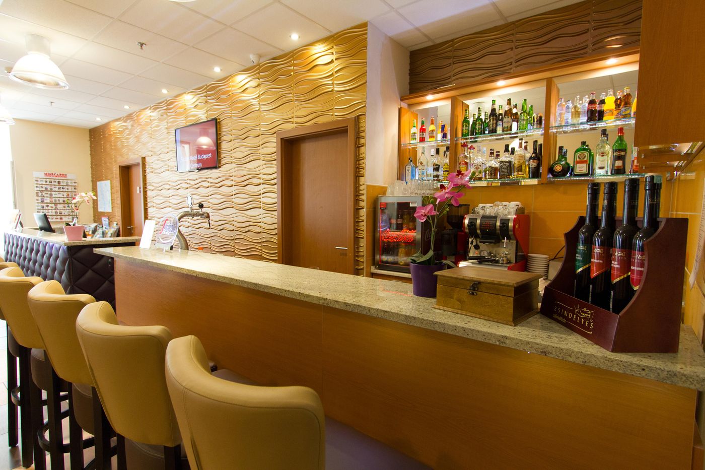 Six-Inn-Hotel-Bar-1