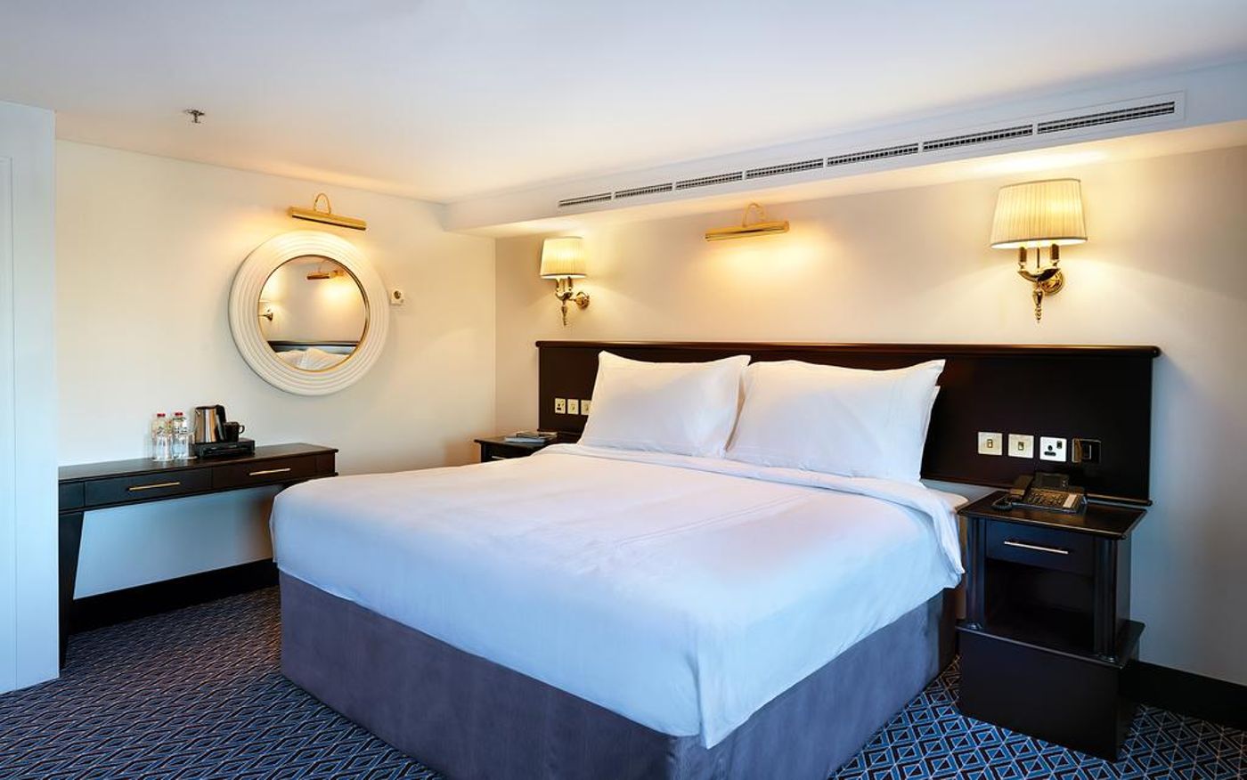 Queen-Elizabeth-2-Hotel-Room-23