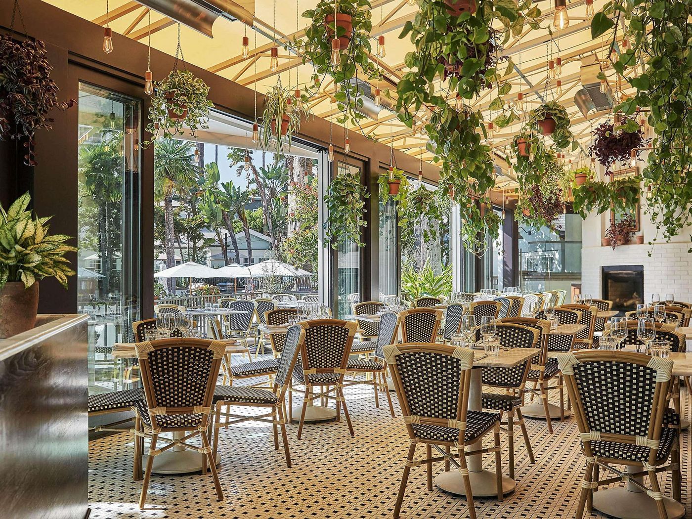 Fairmont-Miramar-Hotel---Bungalows-Restaurant-4