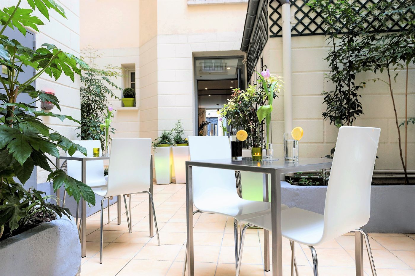 Hotel-Glasgow-Monceau-by-Patrick-Hayat-Terrace-11