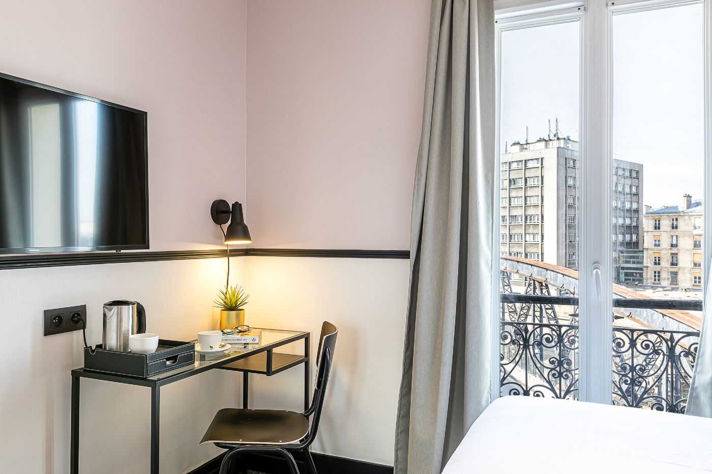 At-Gare-du-Nord-Room-6
