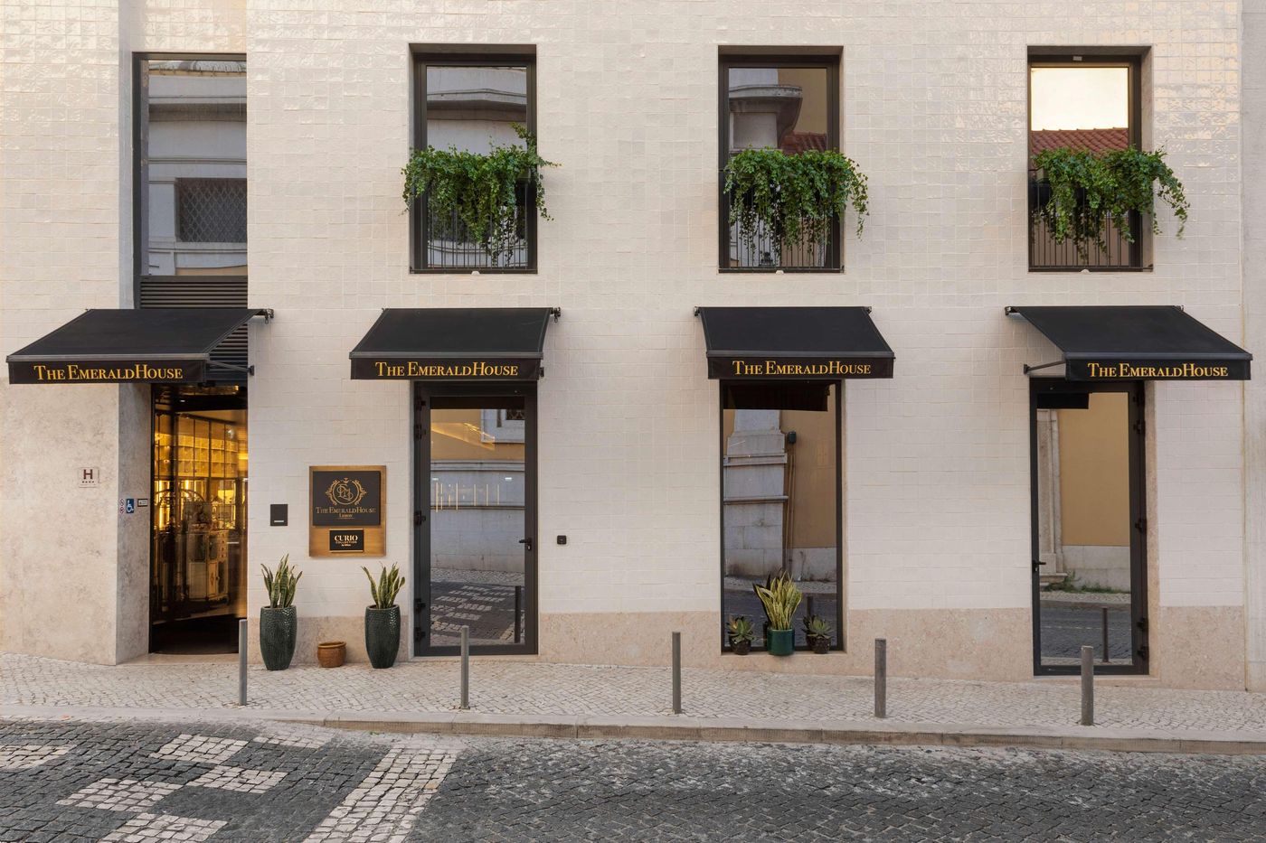 The-Emerald-House-Lisbon--Curio-Collection-by-Hilt-General-view-81