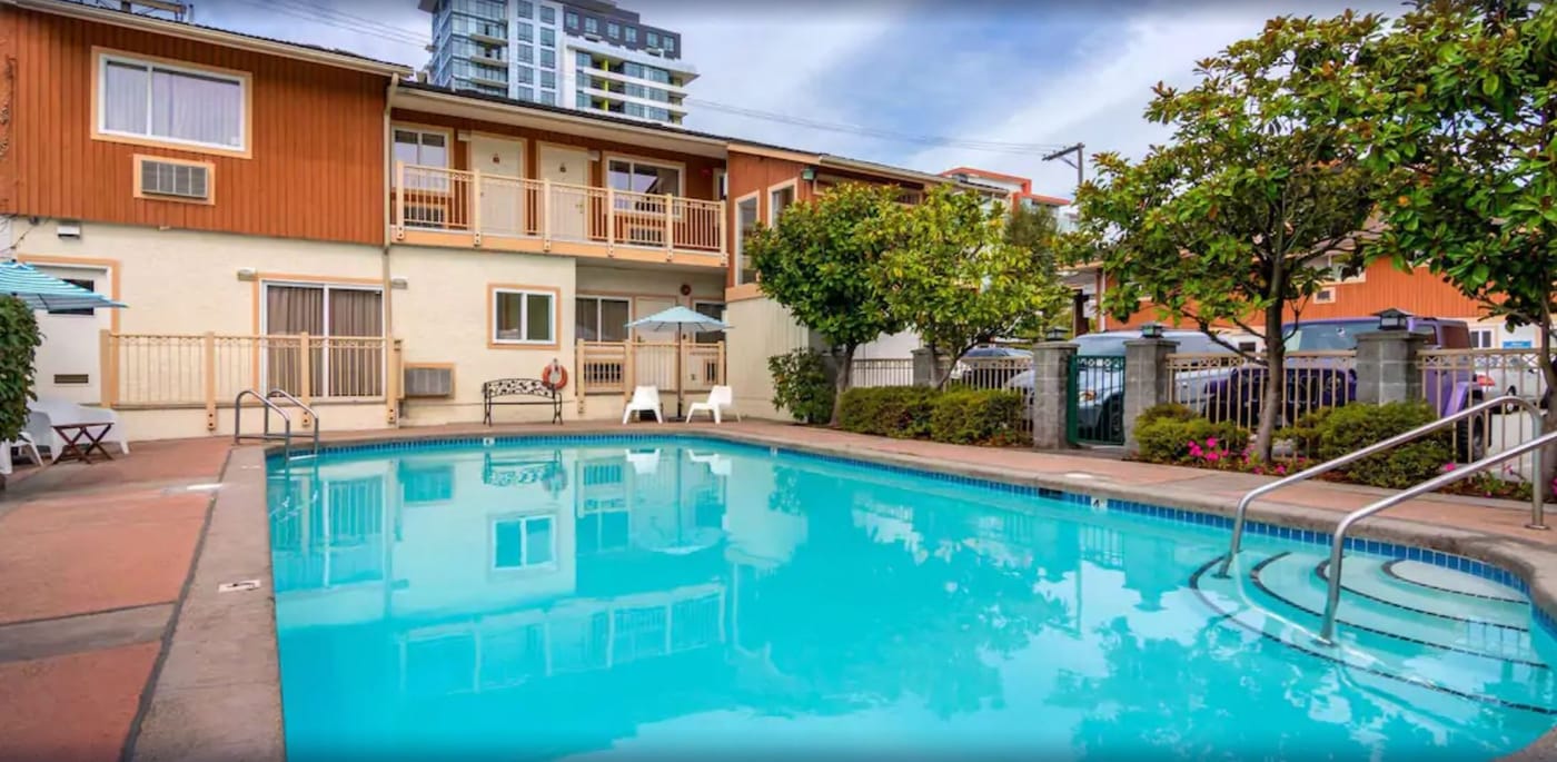 Econo-Lodge-Inn---Suites-N--Vancouver-Pool-37