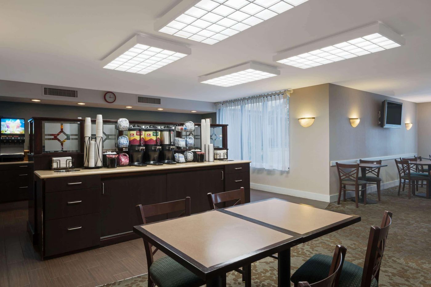 Ramada-by-Wyndham-Boston-Restaurant-8