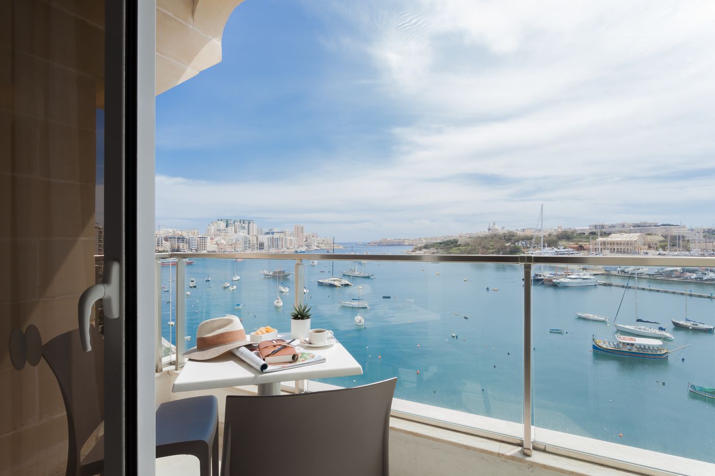 Hotel-115-The-Strand-Hotel-and-Suites-Room-45