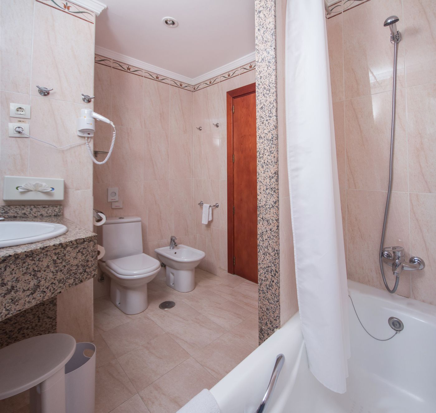 Mac-Puerto-Marina-Benalmadena-Room-32