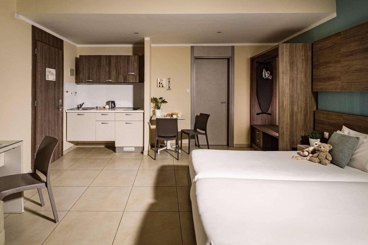 Hotel-115-The-Strand-Hotel-and-Suites-Room-20