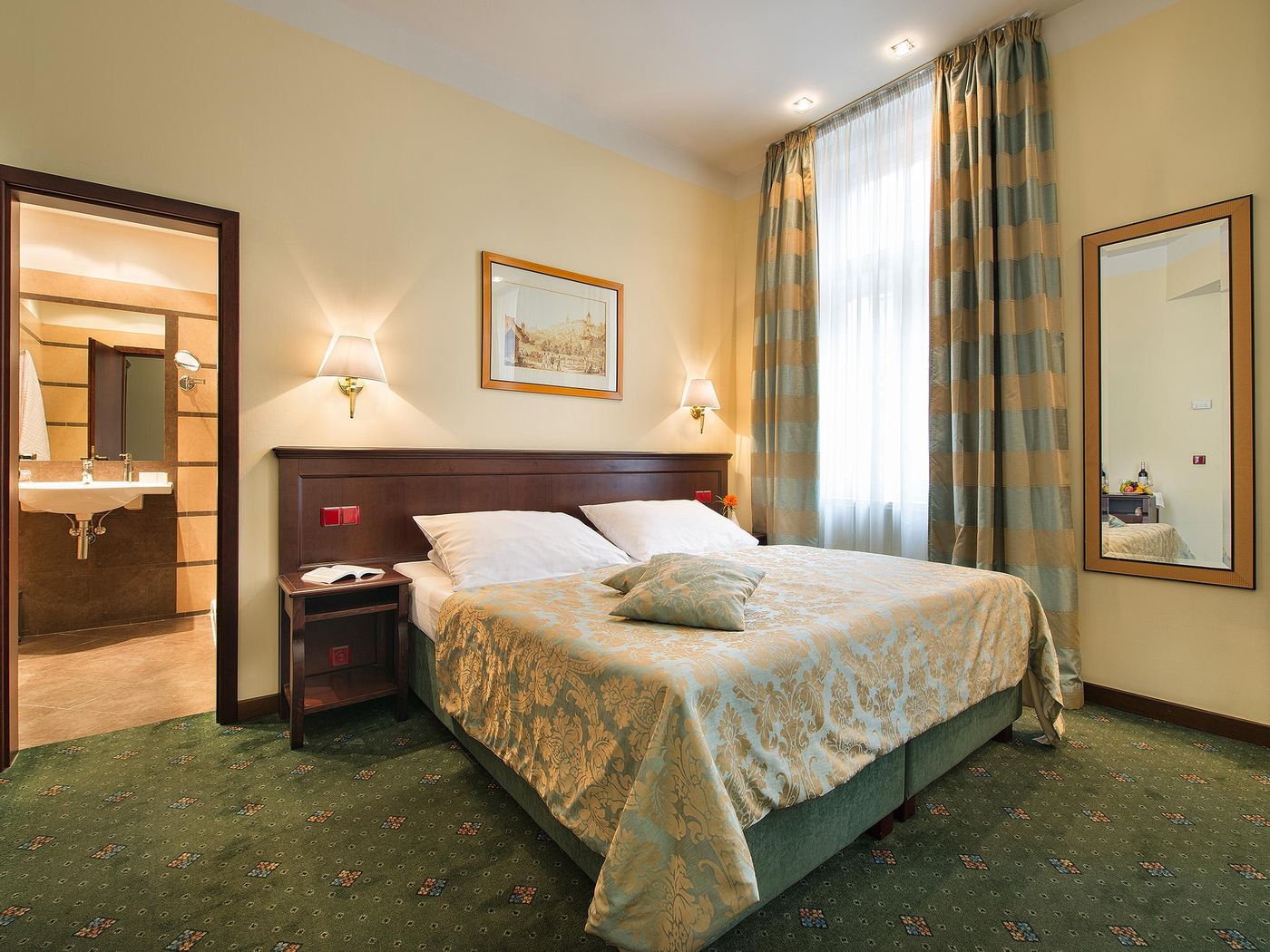 EA-Hotel-DownTown-Room-11