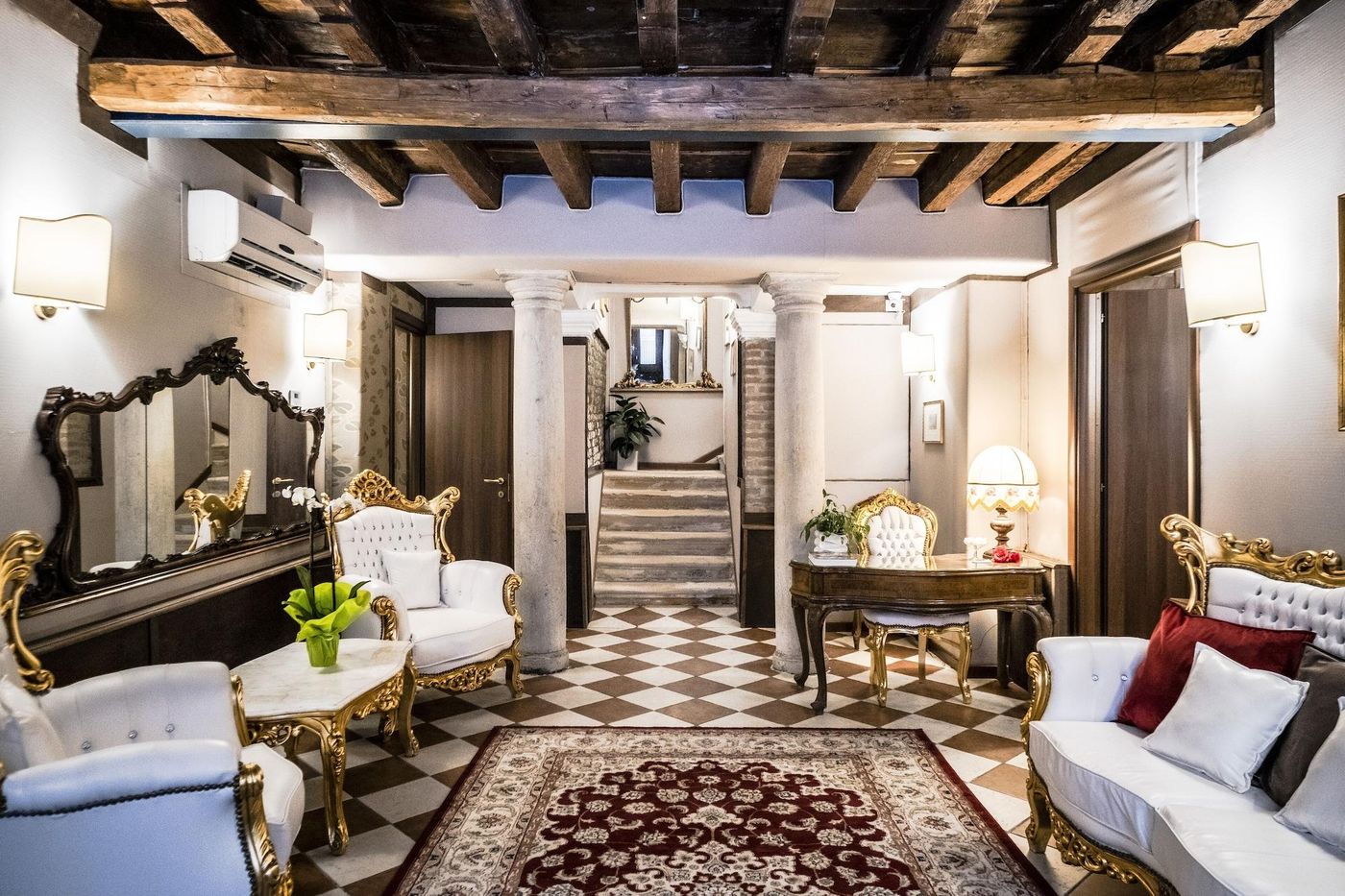 Ca--Lavezzera-Lobby-10