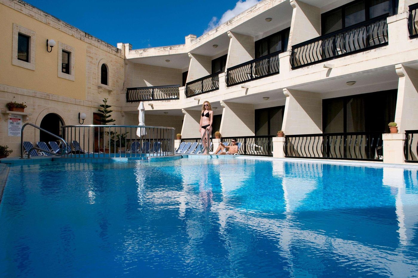 Pergola-Hotel---Spa-Pool-8