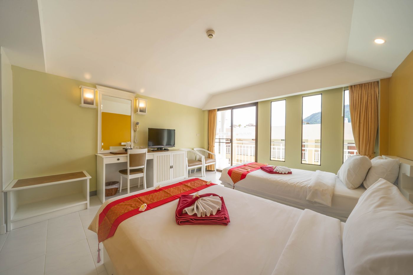 LA-Vintage-Resort--Former-Poppa-Palace--Room-28