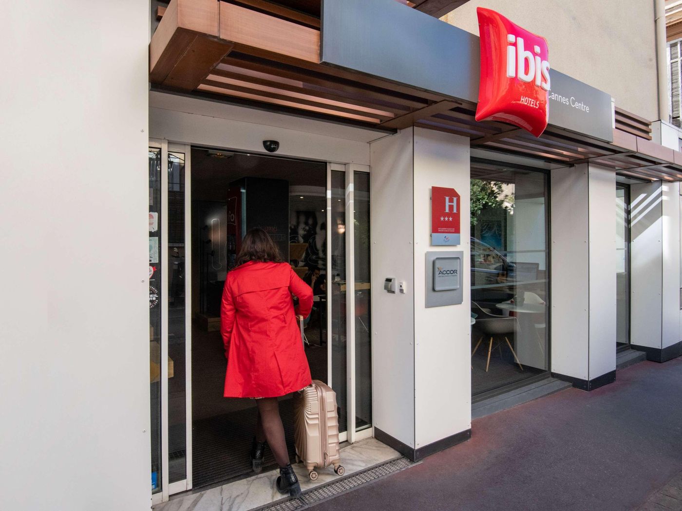 ibis-Cannes-Centre-Lobby-32