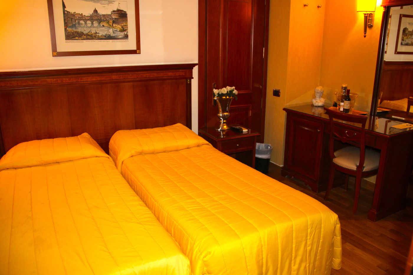 Luxury-Rooms-H-2000-Roma-Room-19