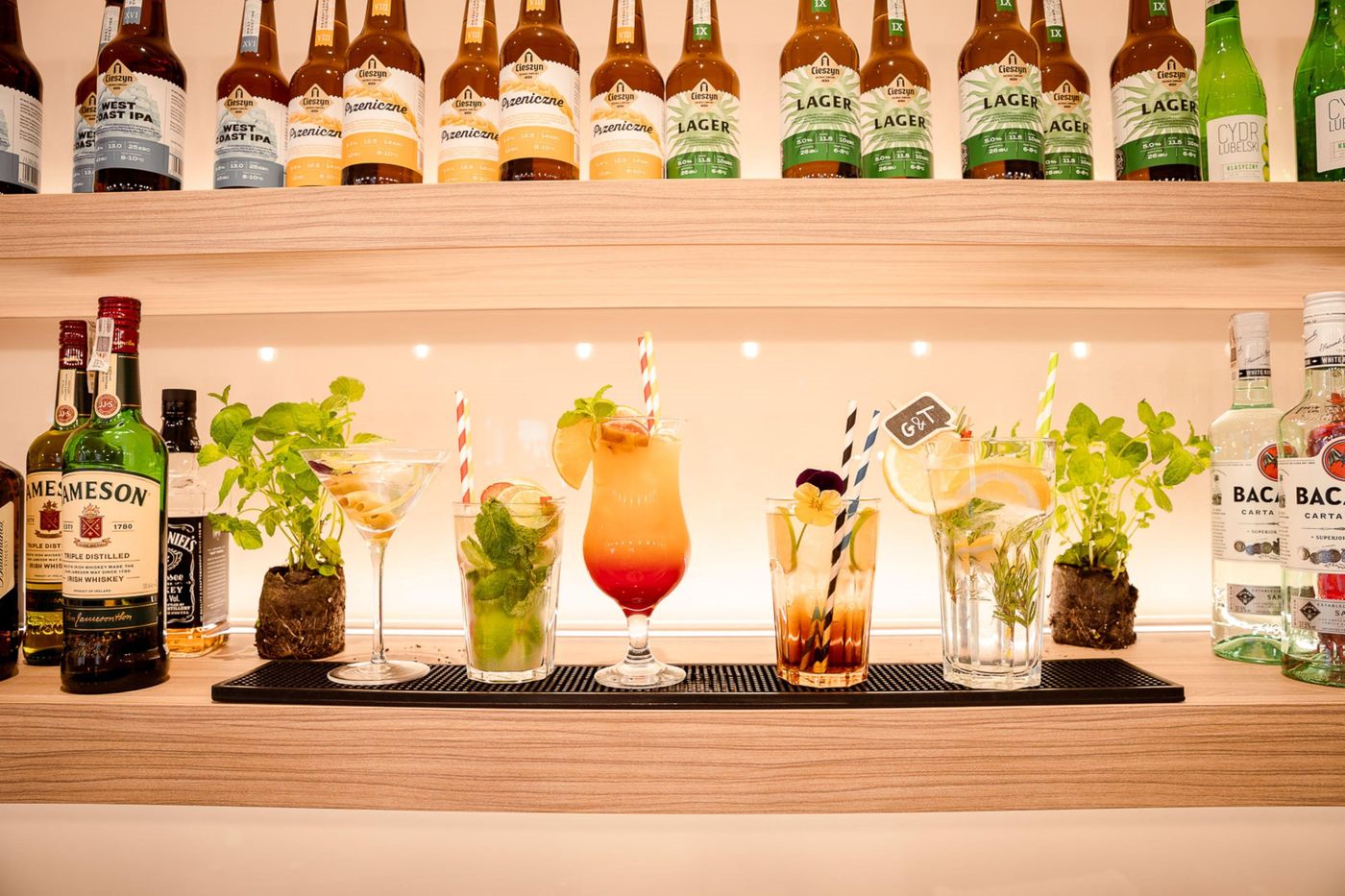 Holiday-Inn-Express-Warsaw---Mokotow-Bar-40