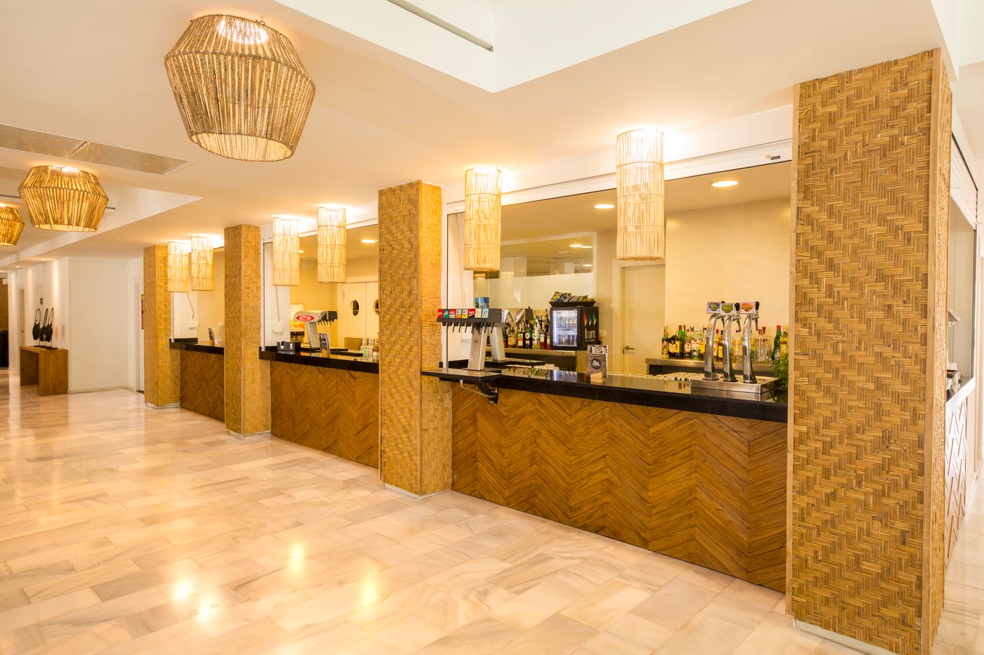 Club-Bahamas-Ibiza-Bar-37