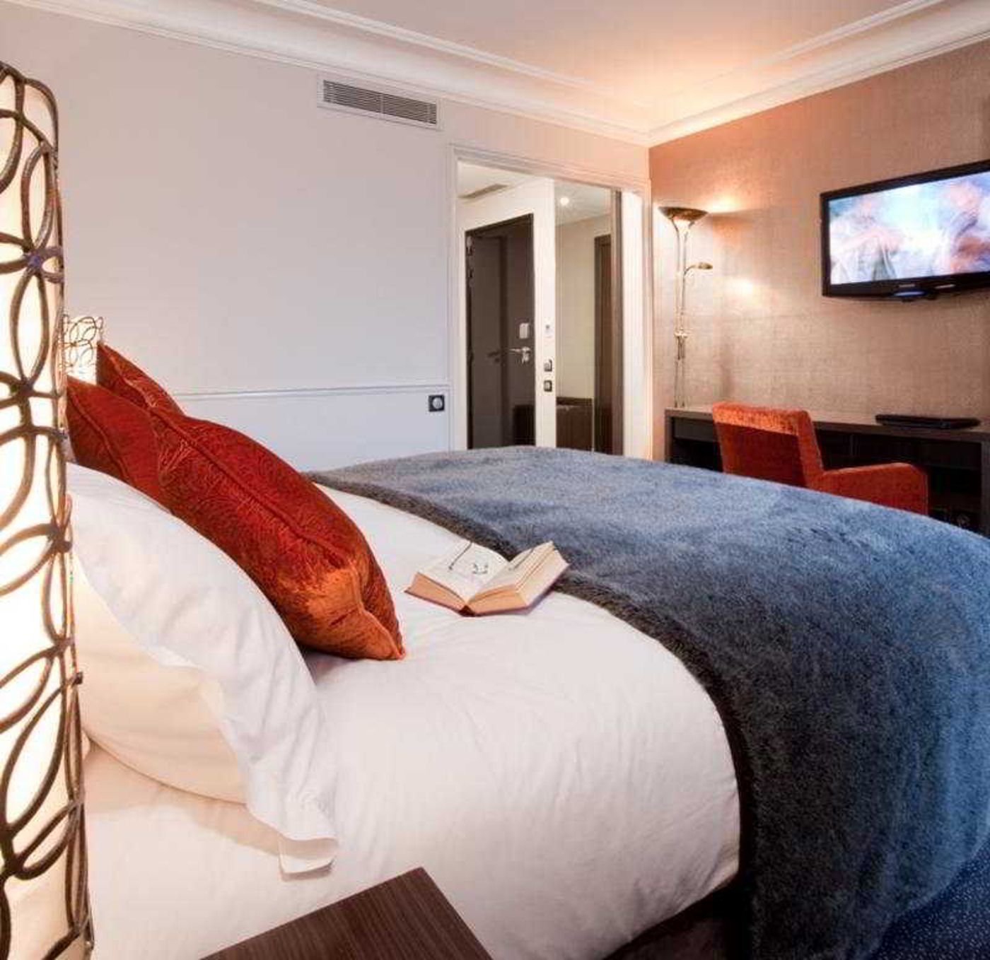 Hotel-Lumen-Paris-Louvre-Room-25