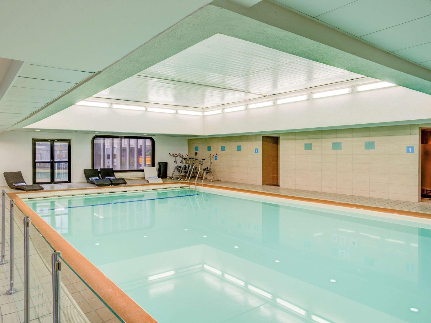 Novotel-Paris-Tour-Eiffel-Pool-86