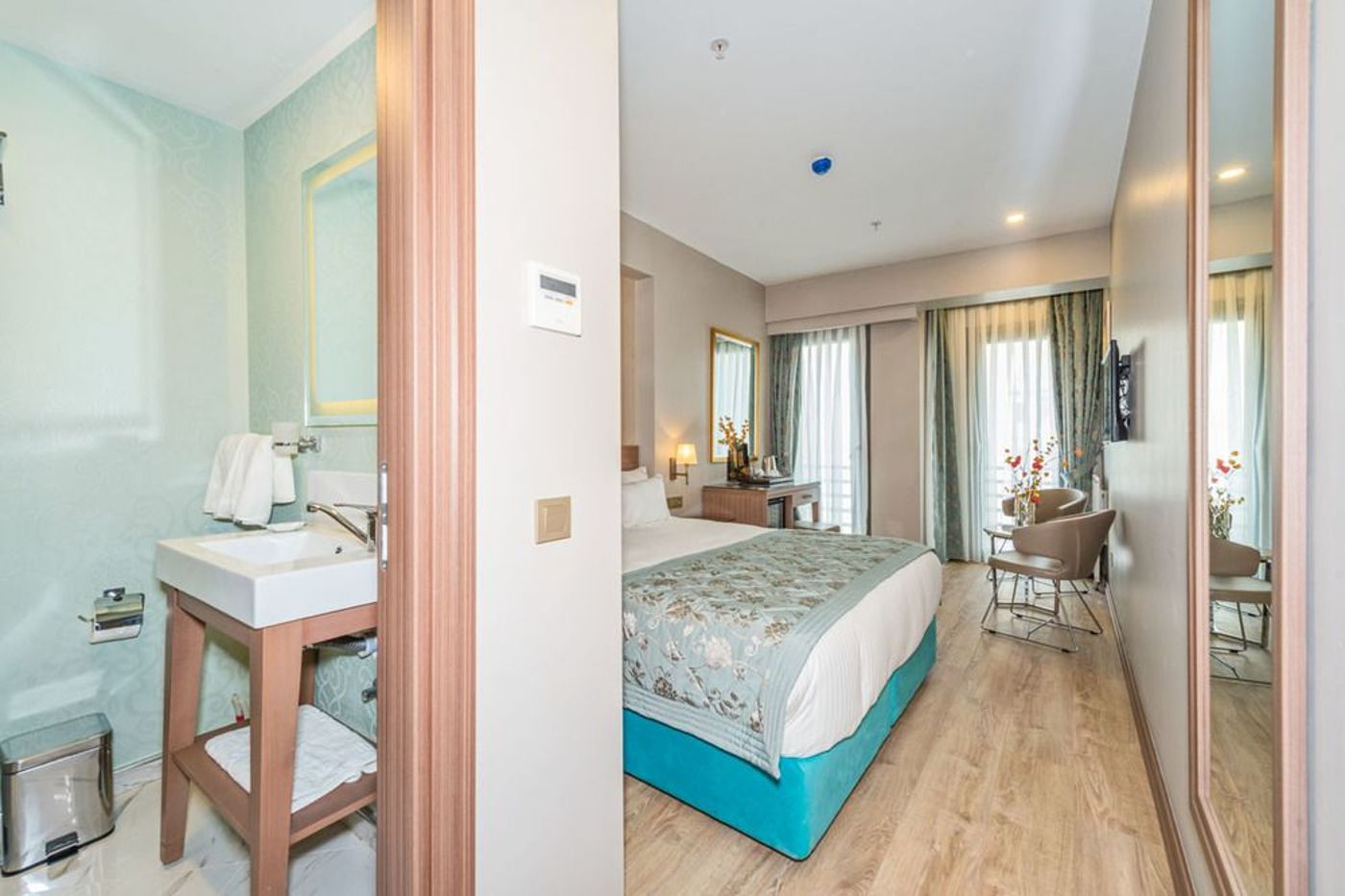 Taximist-Hotel-Room-14