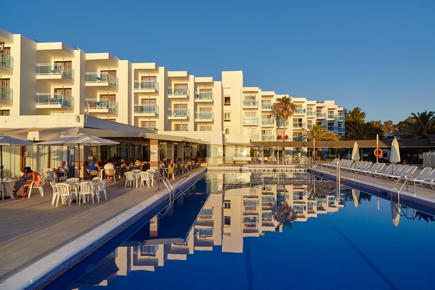 Nereida-Aparthotel-Pool-2