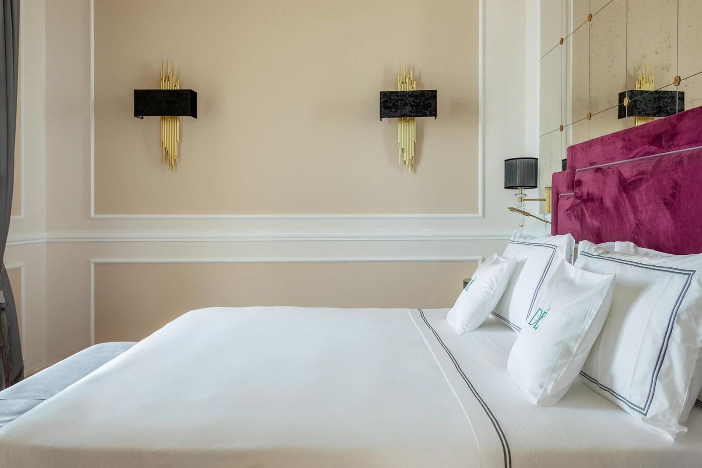 Des-Etrangers-Hotel---Spa-Room-15