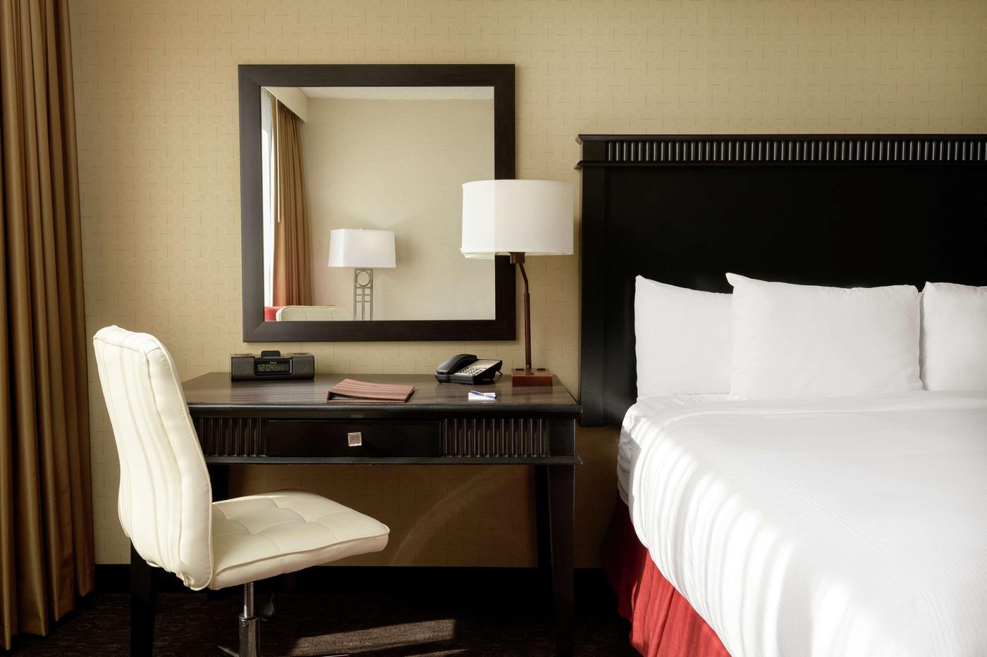 Doubletree-by-Hilton-Los-Angeles-Downtown-Room-24