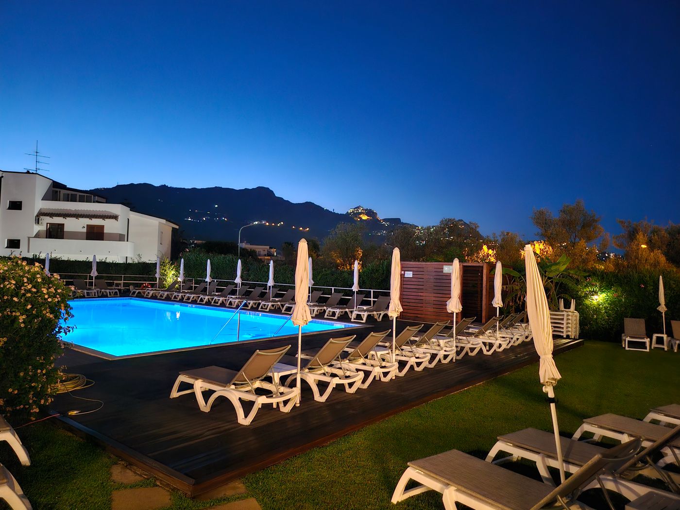 Residence-Villa-Giardini-Pool-2