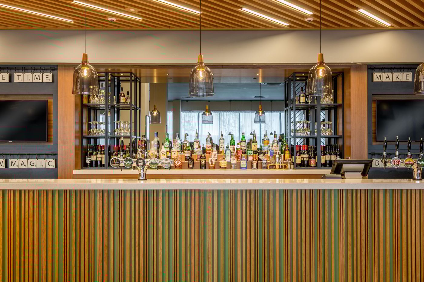 Holiday-Inn-Dublin-Airport-Bar-13