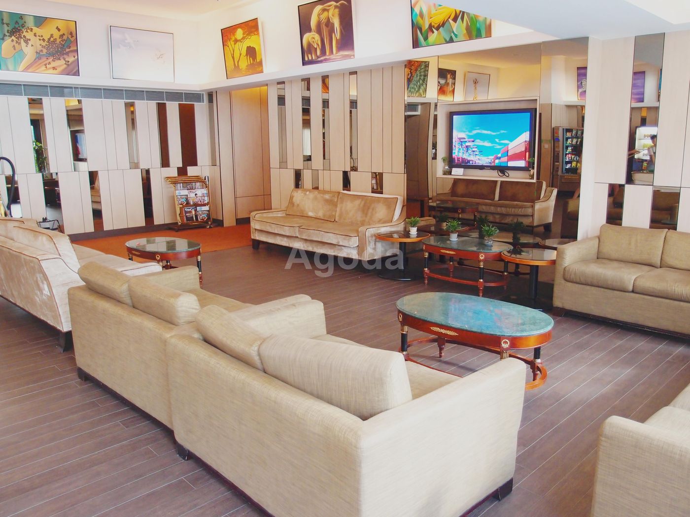 Noah-s-Ark-Resort-Lobby-4