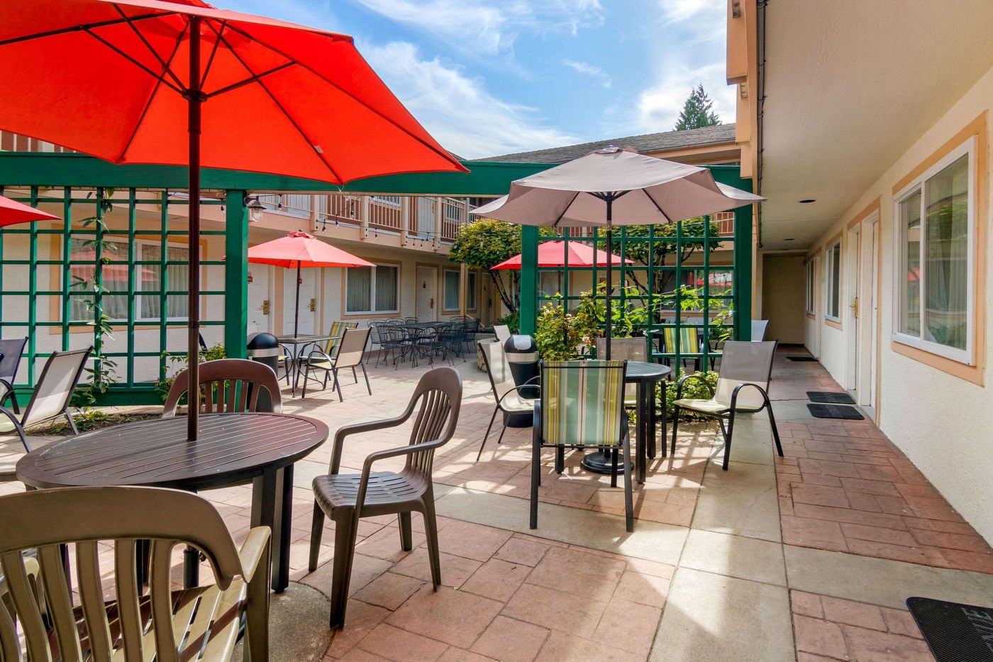 Econo Lodge Inn & Suites N. Vancouver-Canada-North Vancouver-General view-1